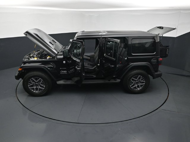 Used 2024 Jeep Wrangler Unlimited Sahara w/ Technology Group AWD/4WD image 27