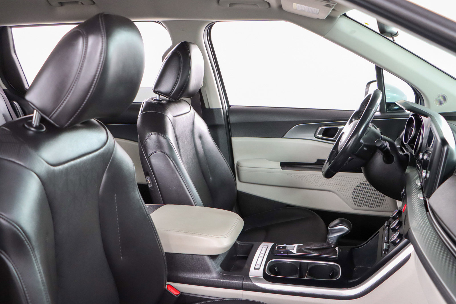 Used 2023 Kia Carnival LX FWD image 27