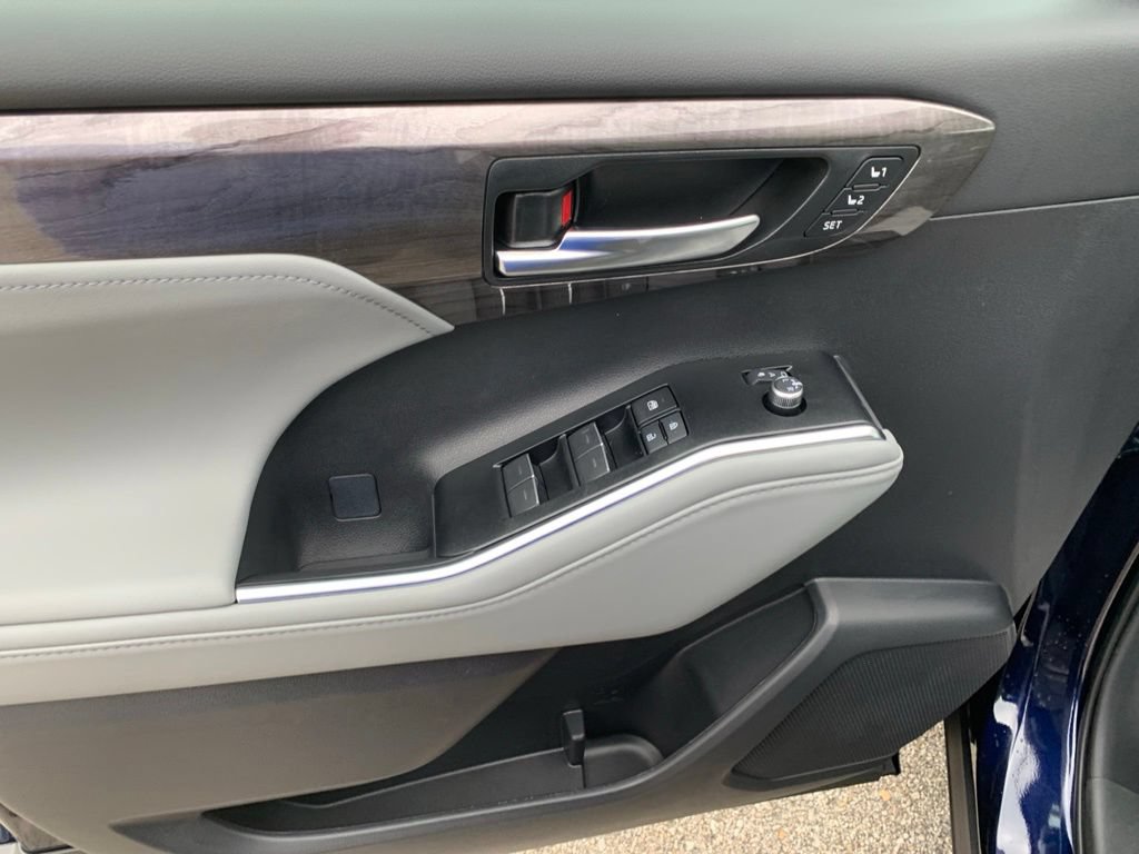 New 2026 Toyota Highlander Platinum AWD/4WD image 11
