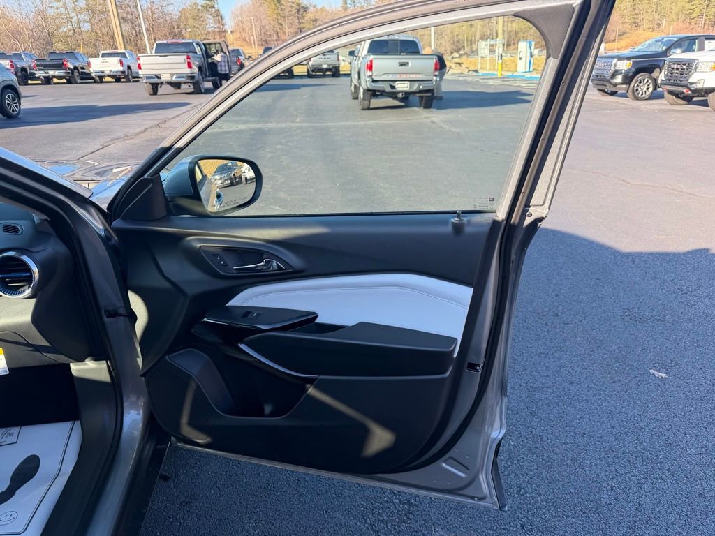 New 2026 Chevrolet Trax LT w/ Sunroof Package image 17