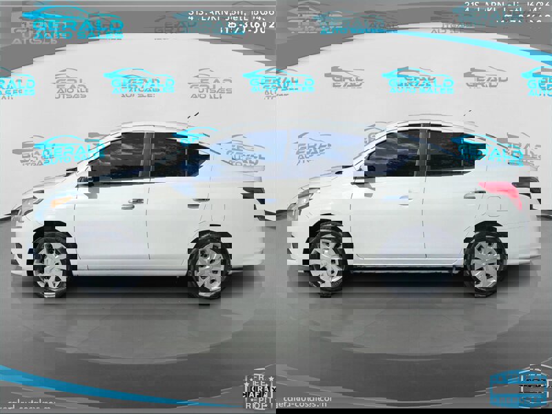 Used 2019 Nissan Versa SV image 3