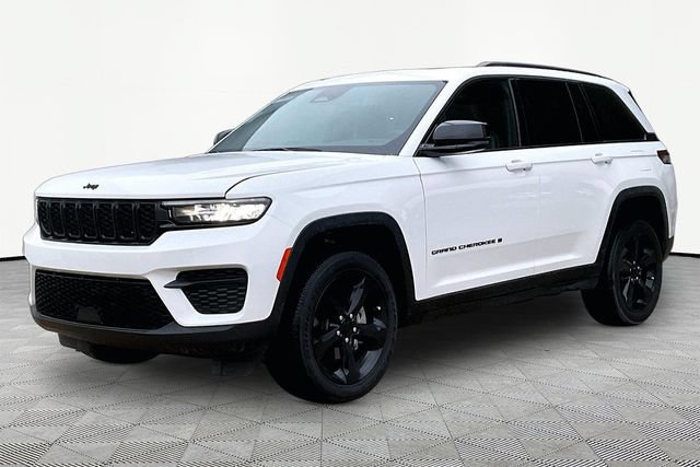 Used 2024 Jeep Grand Cherokee Altitude AWD/4WD image 3