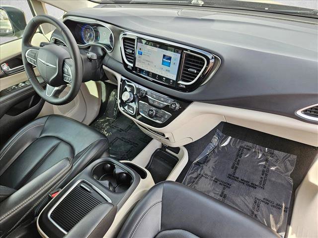 Used 2023 Chrysler Pacifica Touring-L FWD image 26
