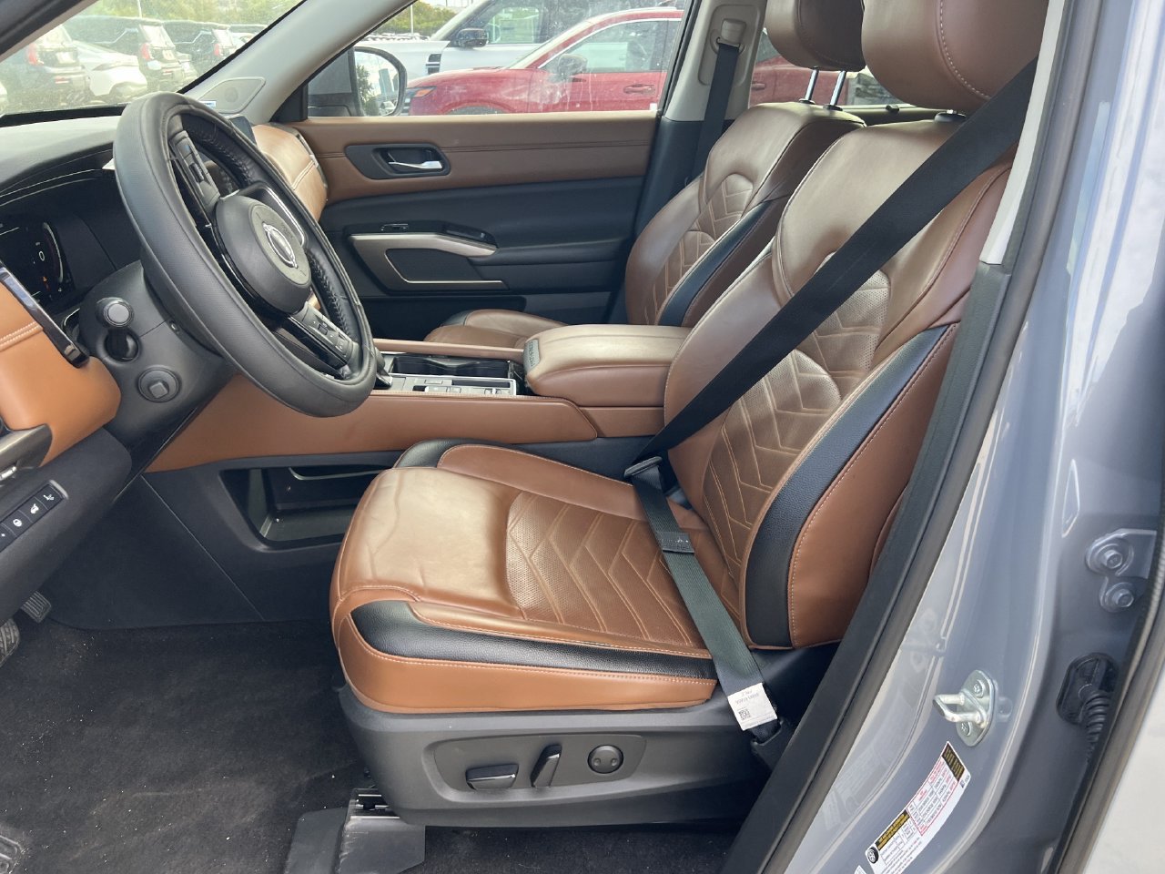 Used 2024 Nissan Pathfinder Platinum FWD image 5