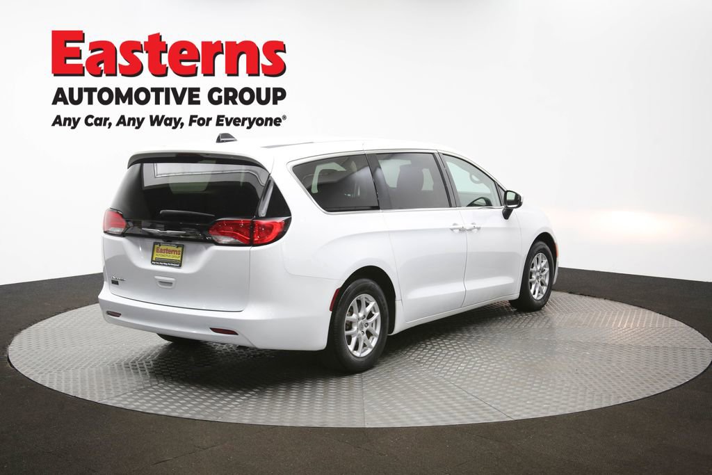 Used 2023 Chrysler Voyager LX image 40