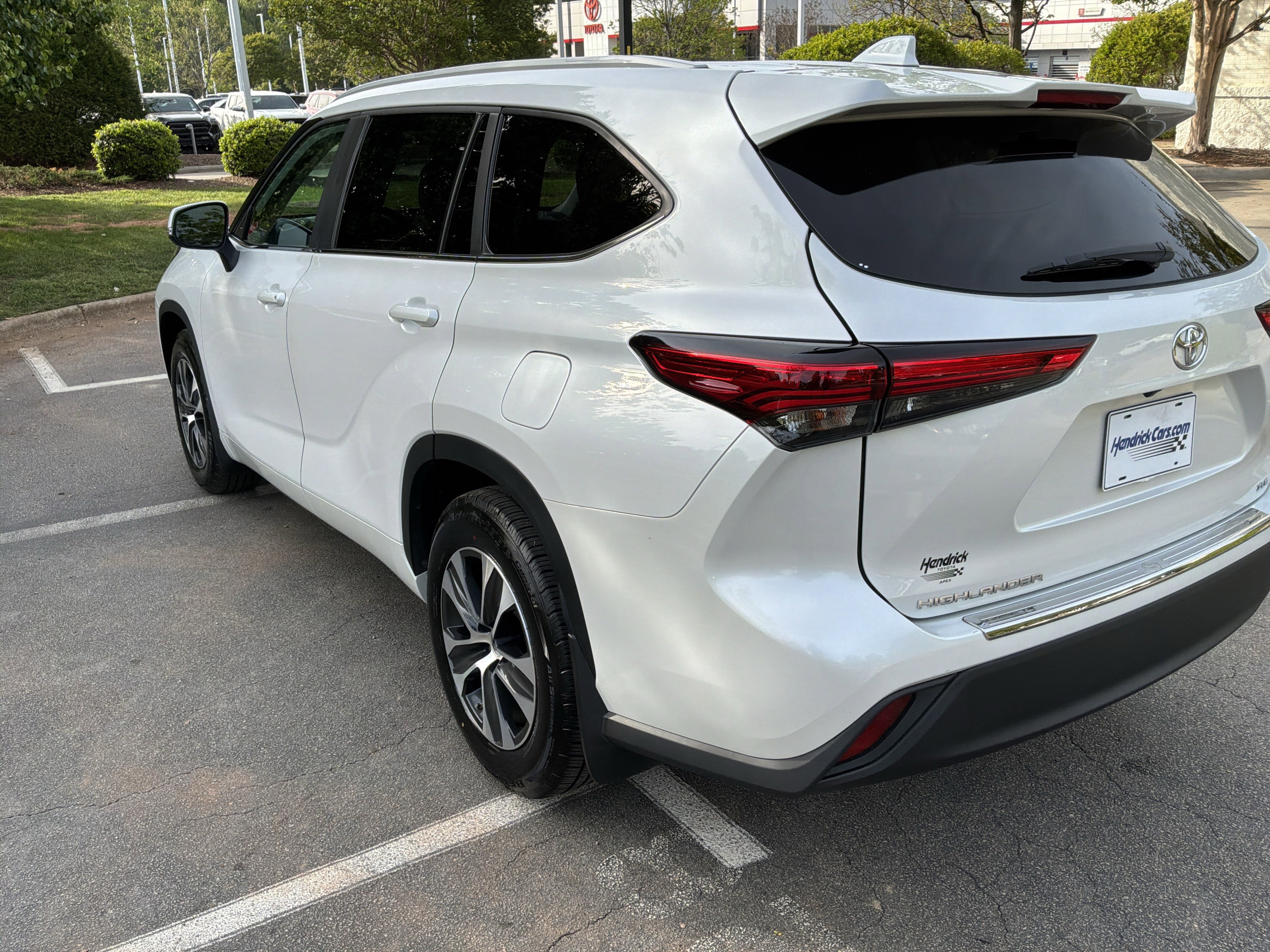 Used 2023 Toyota Highlander XLE image 8