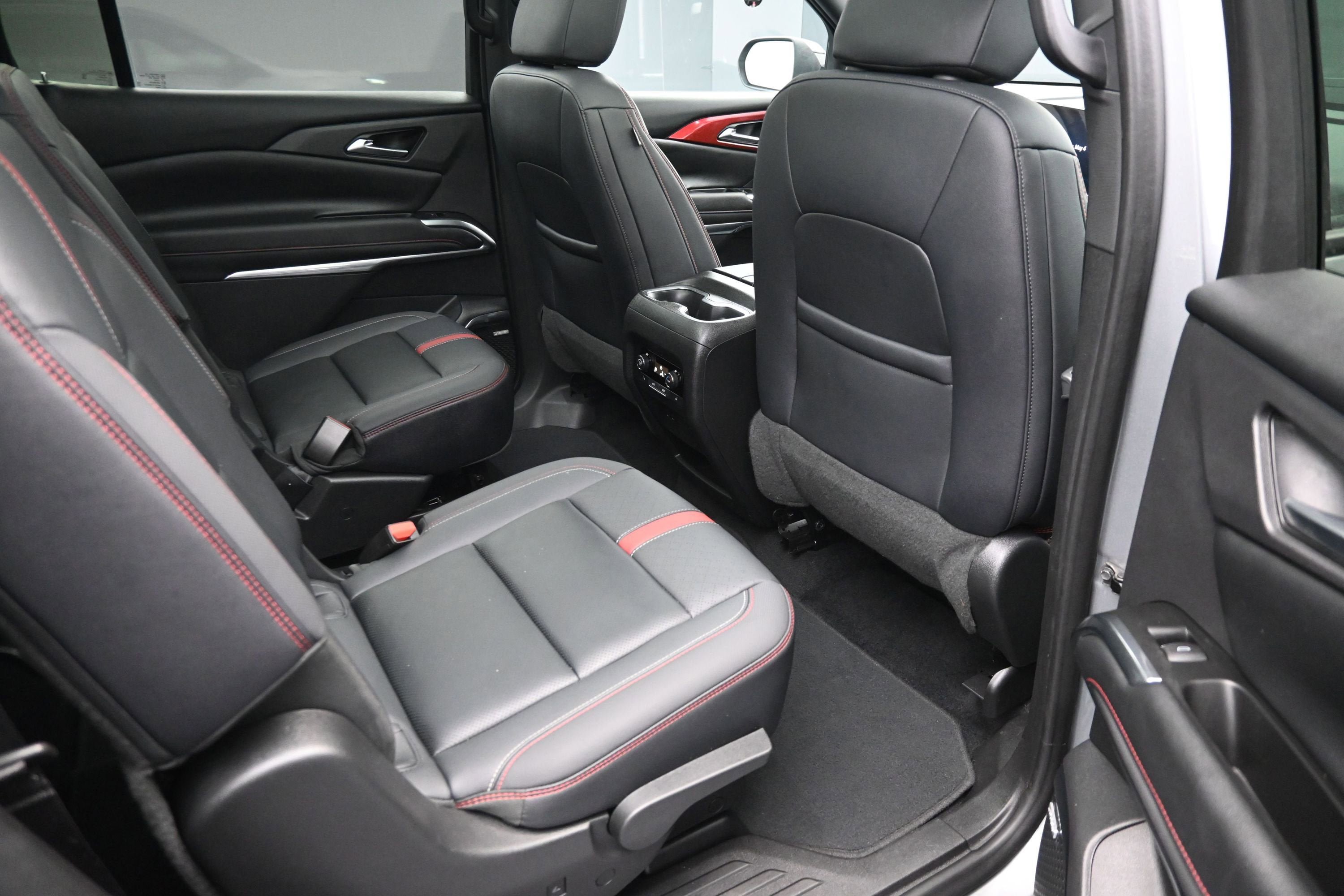 Used 2024 Chevrolet Traverse RS FWD image 35