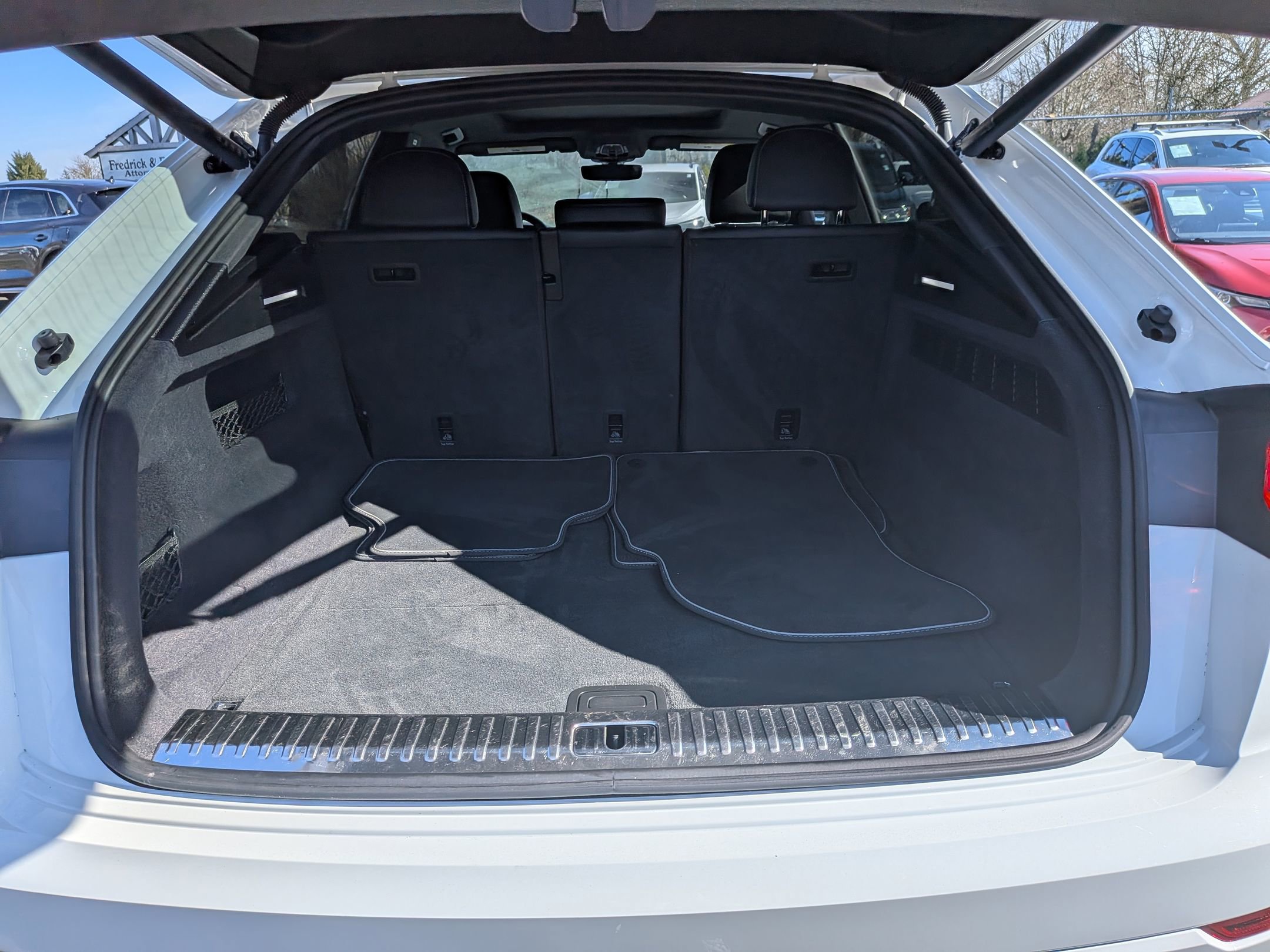 Used 2022 Audi Q8 Premium image 25