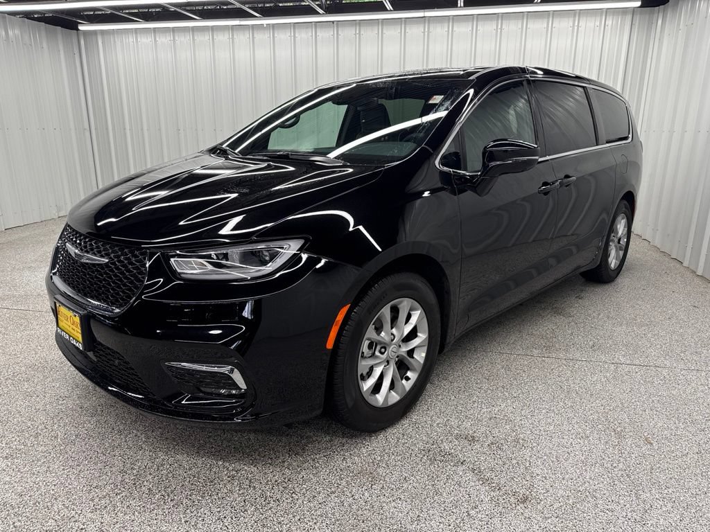 Used 2026 Chrysler Pacifica Limited w/ Uconnect Theater Family Group FWD image 3