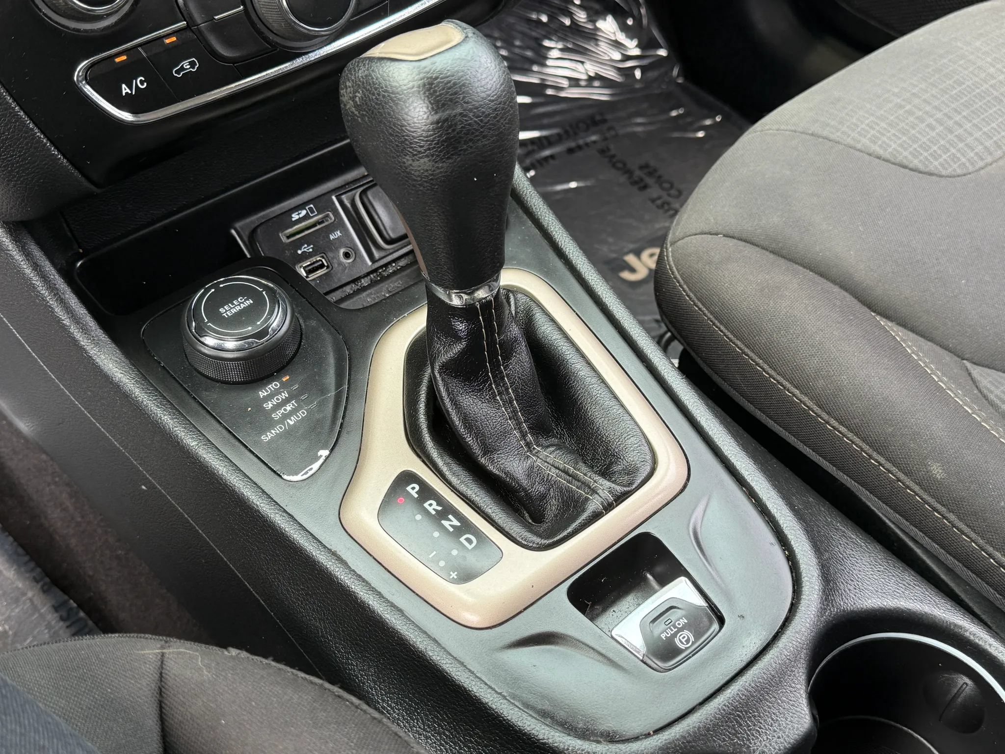 Used 2017 Jeep Cherokee Latitude w/ Safety/Convenience Group AWD/4WD image 26