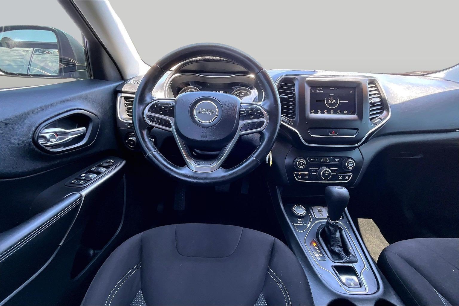 Used 2019 Jeep Cherokee Latitude w/ Cold Weather Group AWD/4WD image 5