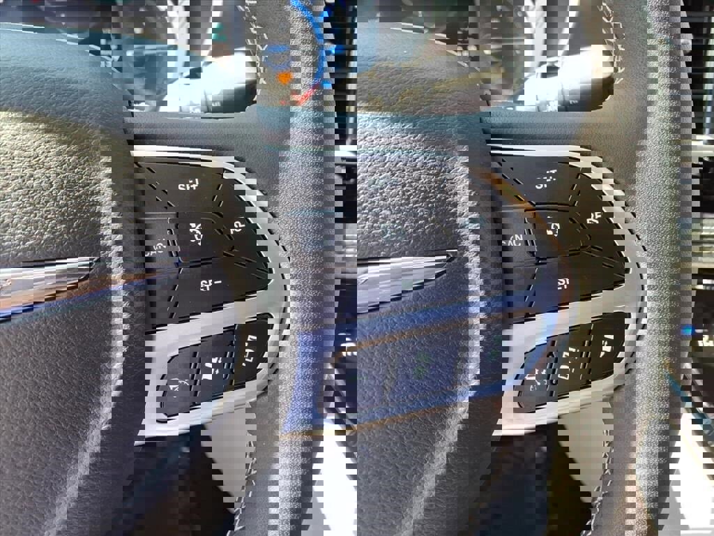 Used 2024 Chrysler Pacifica Select image 25