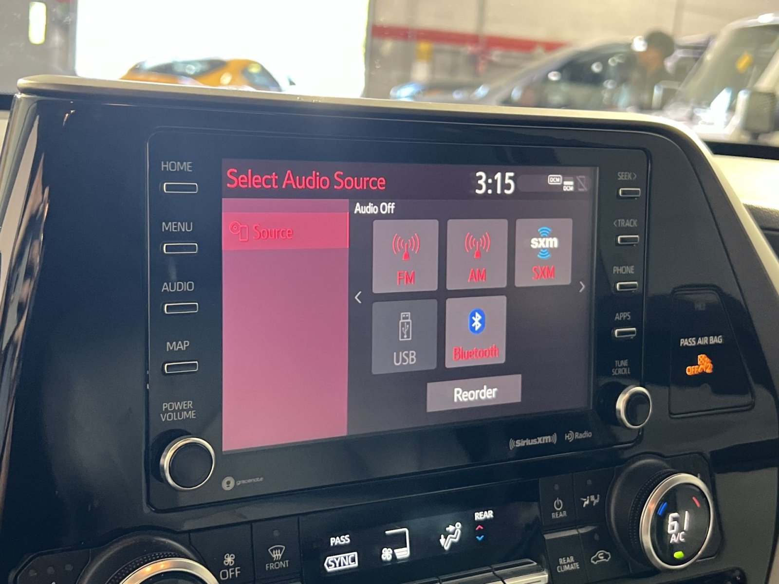 Used 2022 Toyota Highlander XLE AWD/4WD image 18