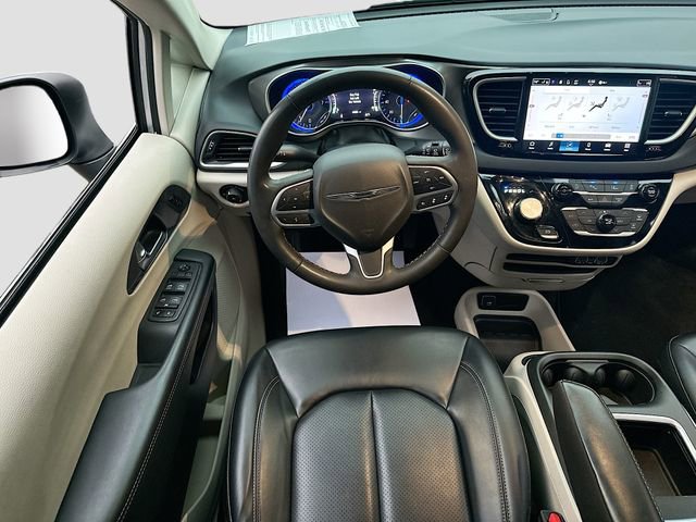 Used 2023 Chrysler Pacifica Touring-L image 22
