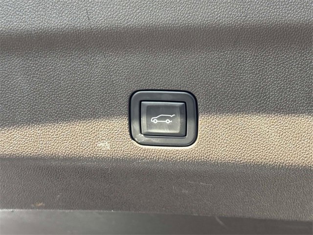 Used 2023 GMC Yukon XL SLT w/ SLT Luxury Package image 9