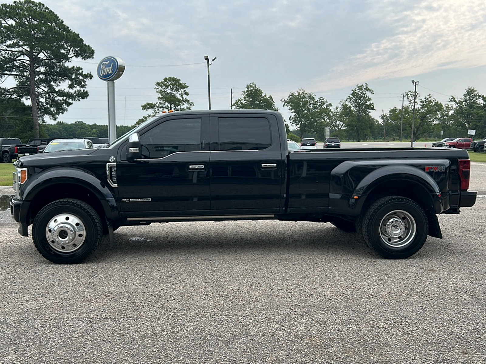 Used 2017 Ford F450 Platinum w/ Platinum Ultimate Package AWD/4WD image 3
