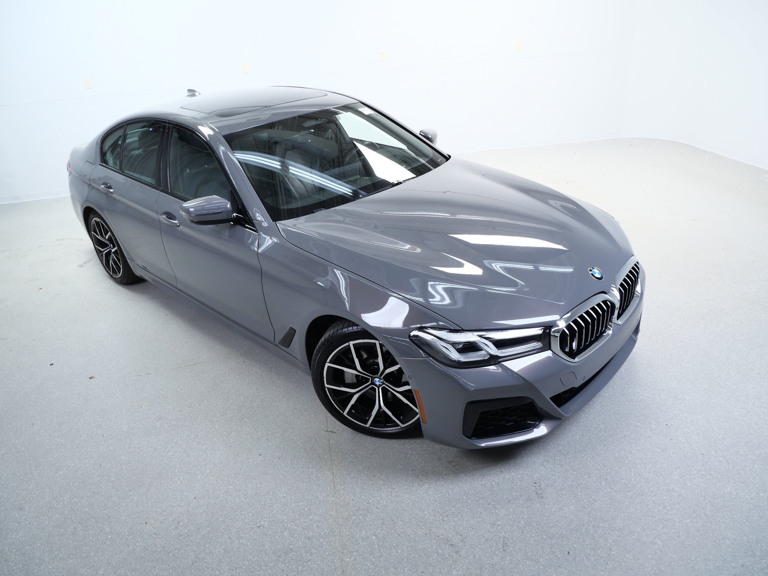 Used 2021 BMW 530i xDrive AWD/4WD image 4