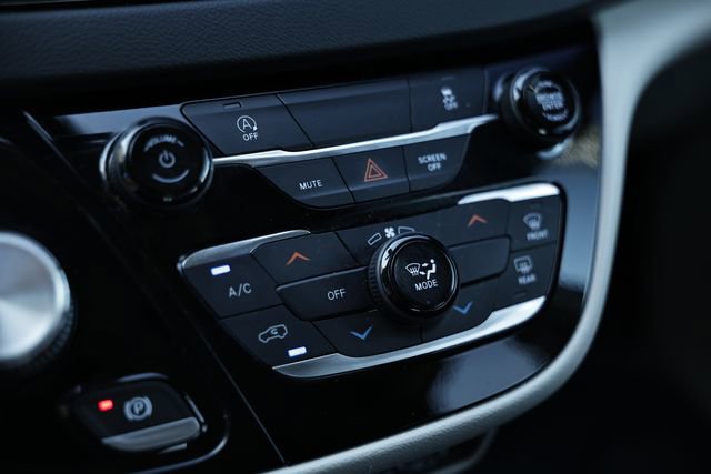 Used 2022 Chrysler Voyager LX image 39