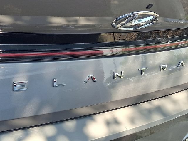 Used 2022 Hyundai Elantra Limited w/ Cargo Package FWD image 9