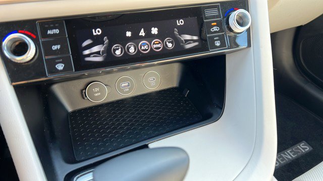 Used 2025 Genesis G70 2.5T image 26