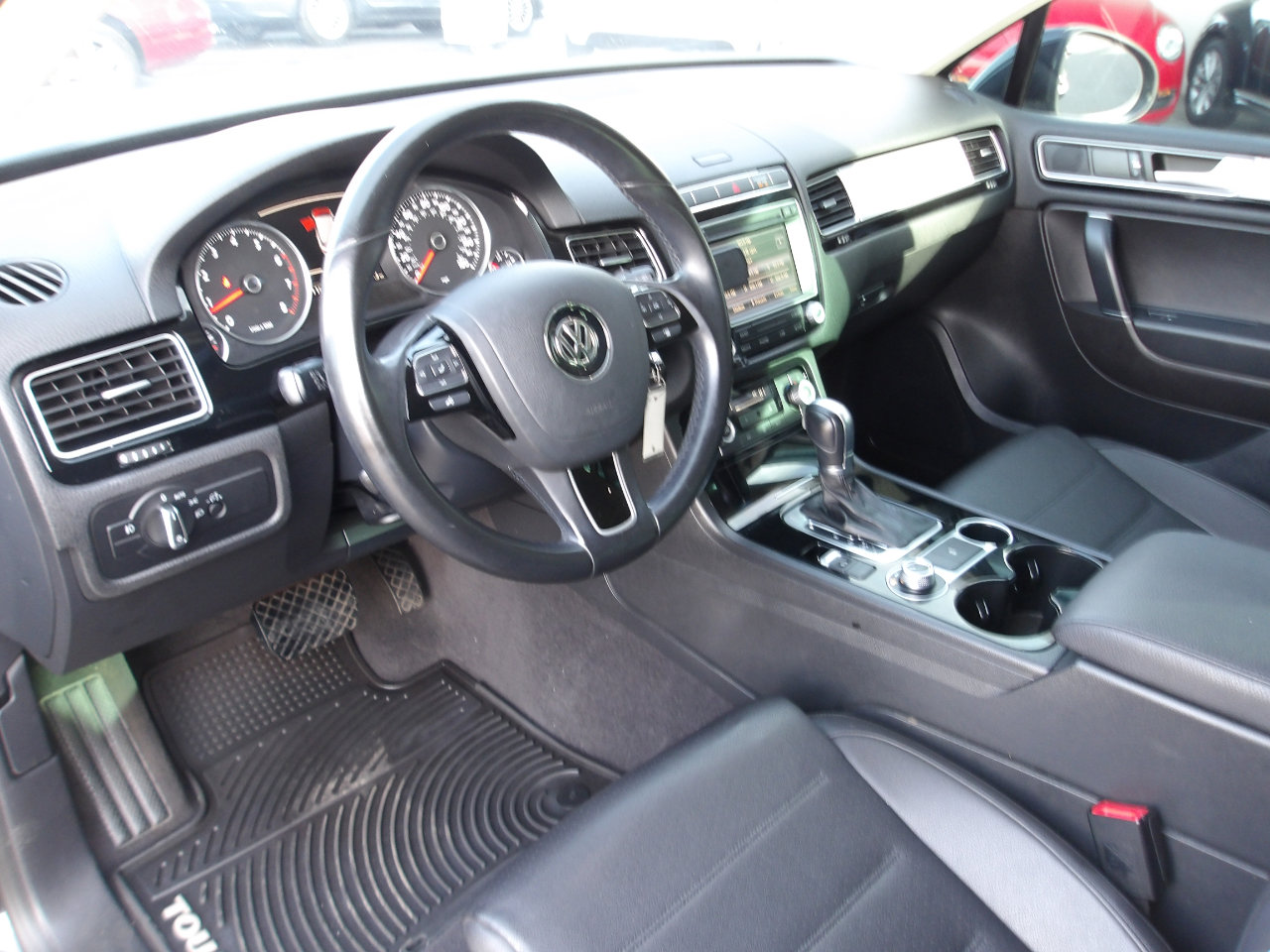 Used 2015 Volkswagen Touareg Sport image 9