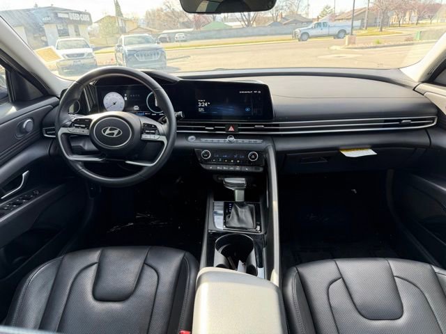 Used 2025 Hyundai Elantra Limited image 16