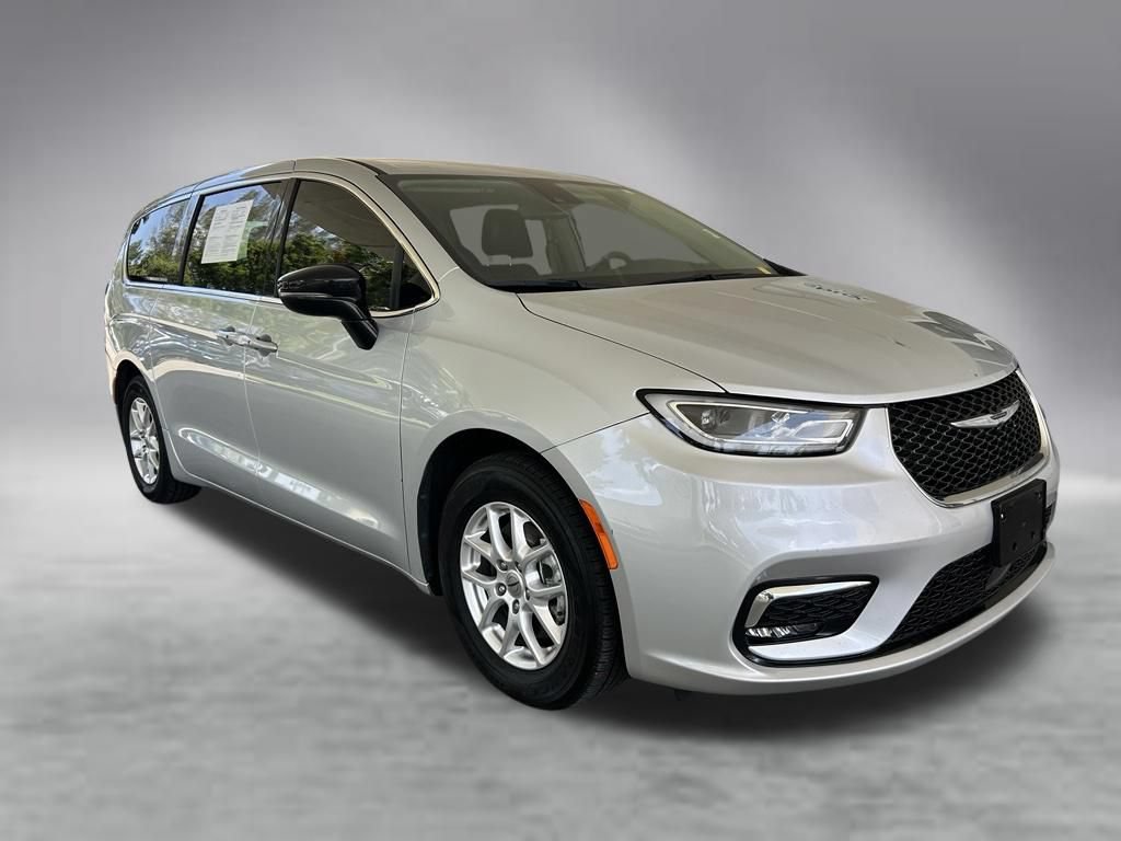 Used 2024 Chrysler Pacifica Touring-L FWD image 2