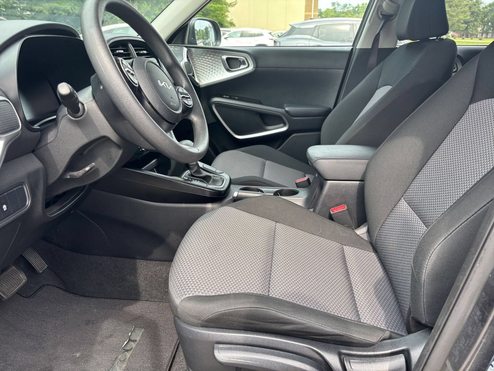 Used 2025 Kia Soul LX w/ LX Technology Package FWD image 24