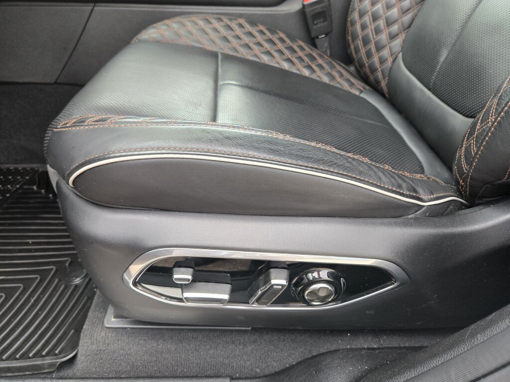 Used 2023 Jeep Grand Cherokee Summit AWD/4WD image 9