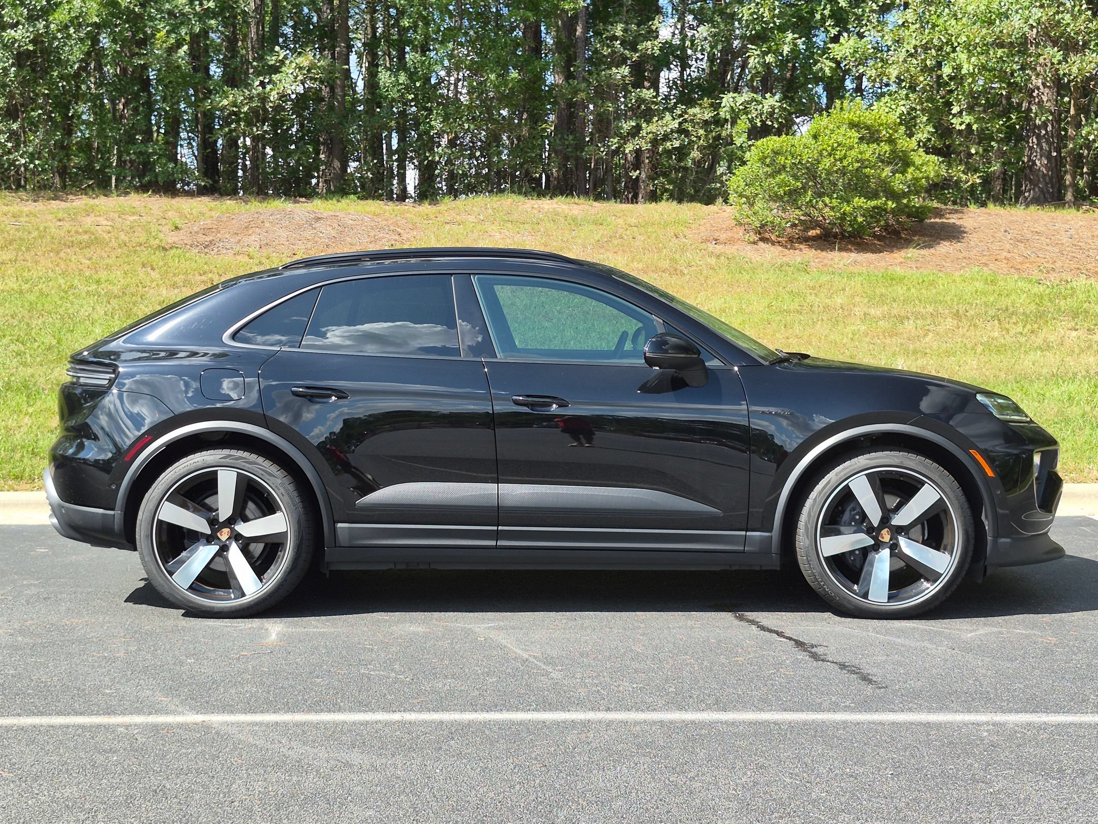 Certified 2025 Porsche Macan 4 Electric AWD/4WD image 33