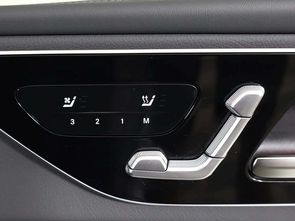Used 2025 Mercedes-Benz GLC 300 4MATIC image 35