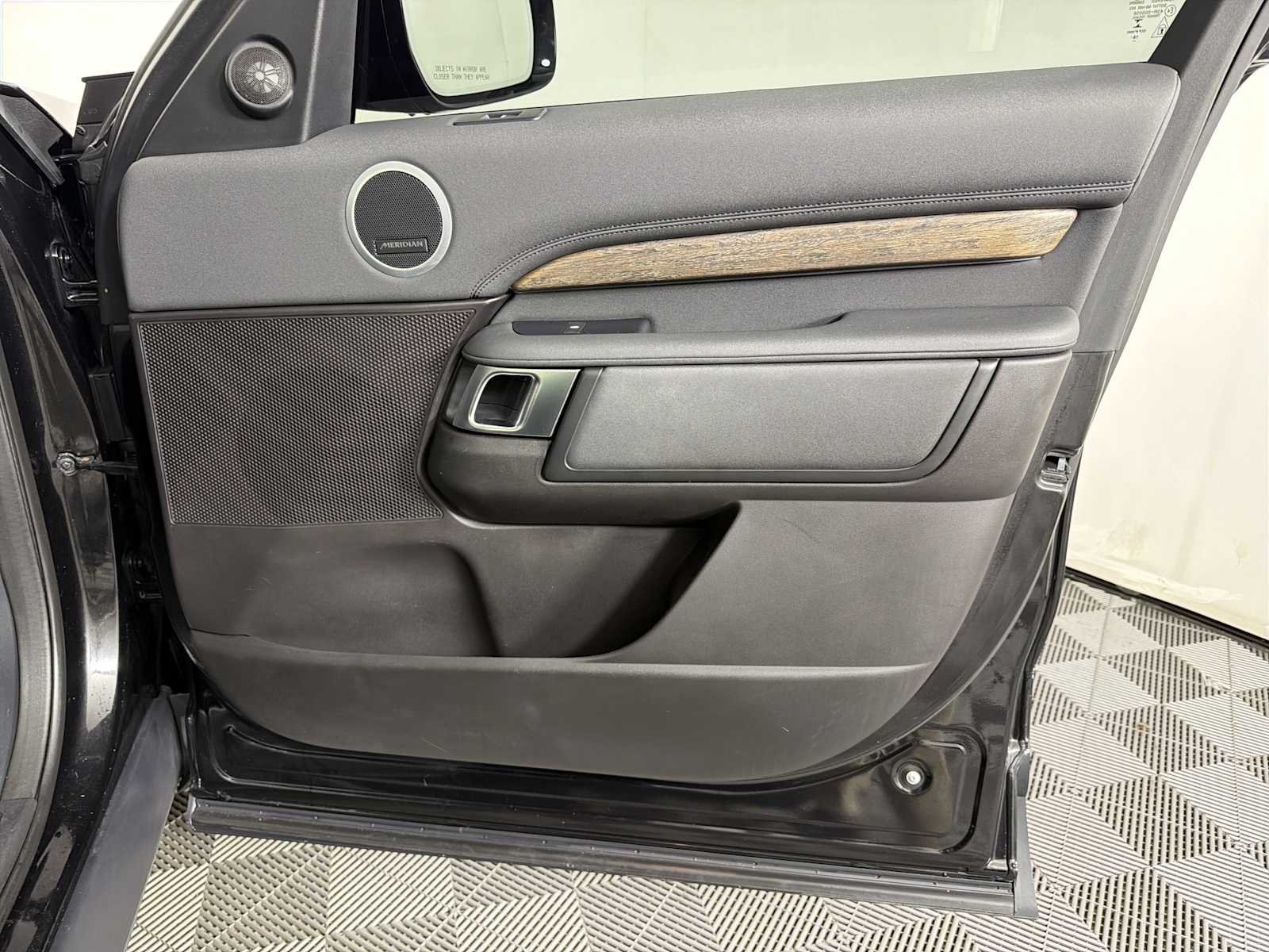 Used 2017 Land Rover Discovery HSE AWD/4WD image 12