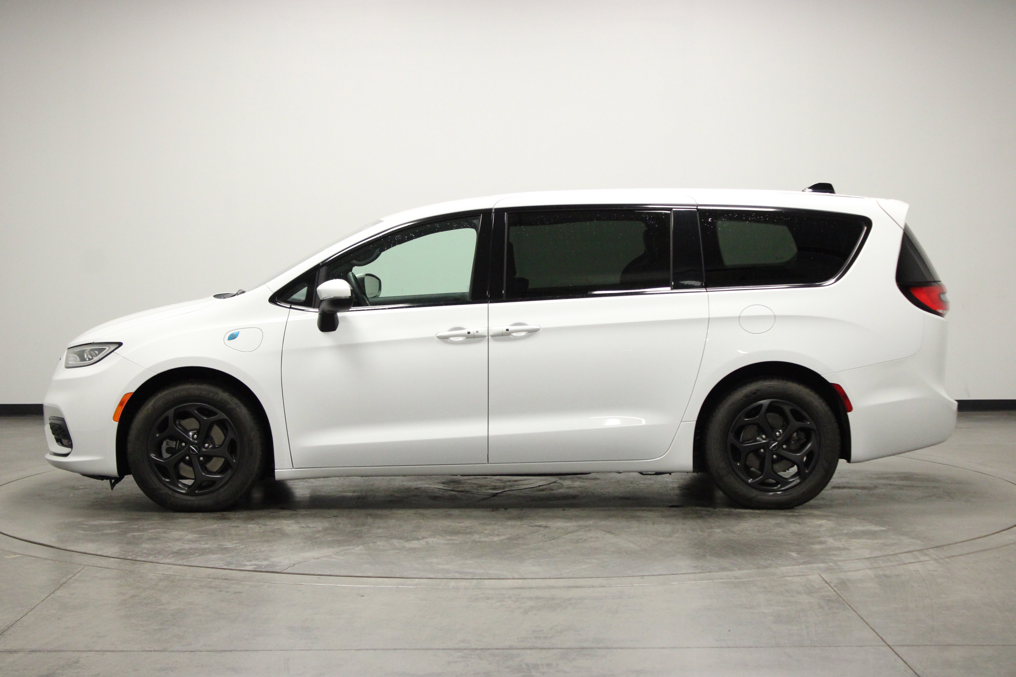 Used 2023 Chrysler Pacifica Touring-L w/ Uconnect Theater Family Group image 5