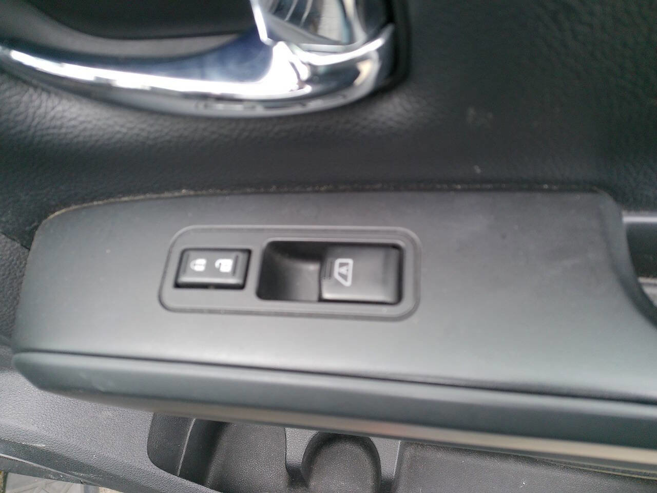 Used 2018 Nissan Titan SL w/ Midnight Edition image 32