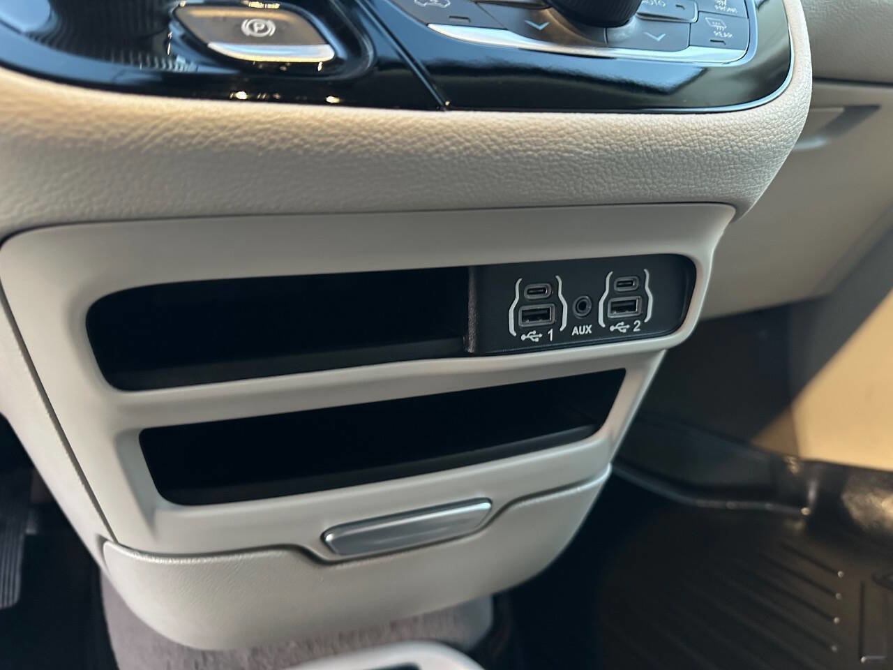 Used 2021 Chrysler Pacifica Touring-L FWD image 33