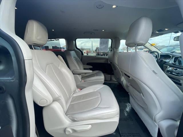 Used 2021 Chrysler Pacifica Touring-L FWD image 32