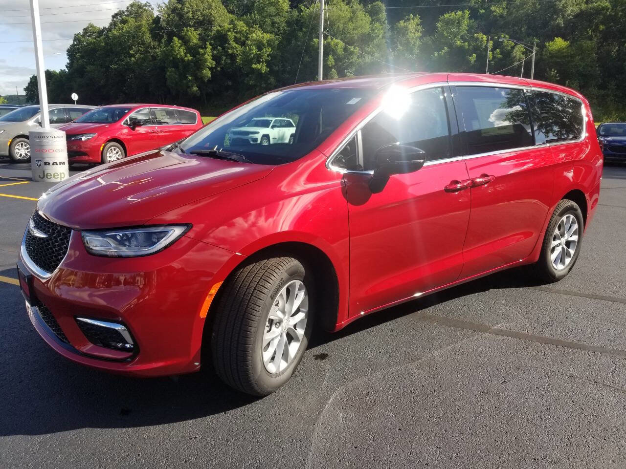 New 2025 Chrysler Pacifica Select image 3