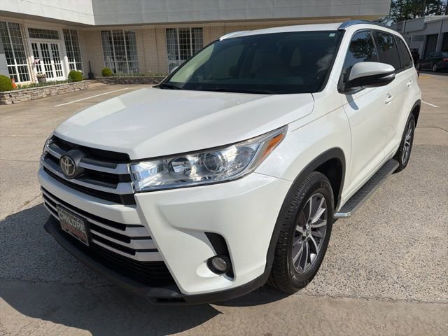 Used 2017 Toyota Highlander XLE image 2