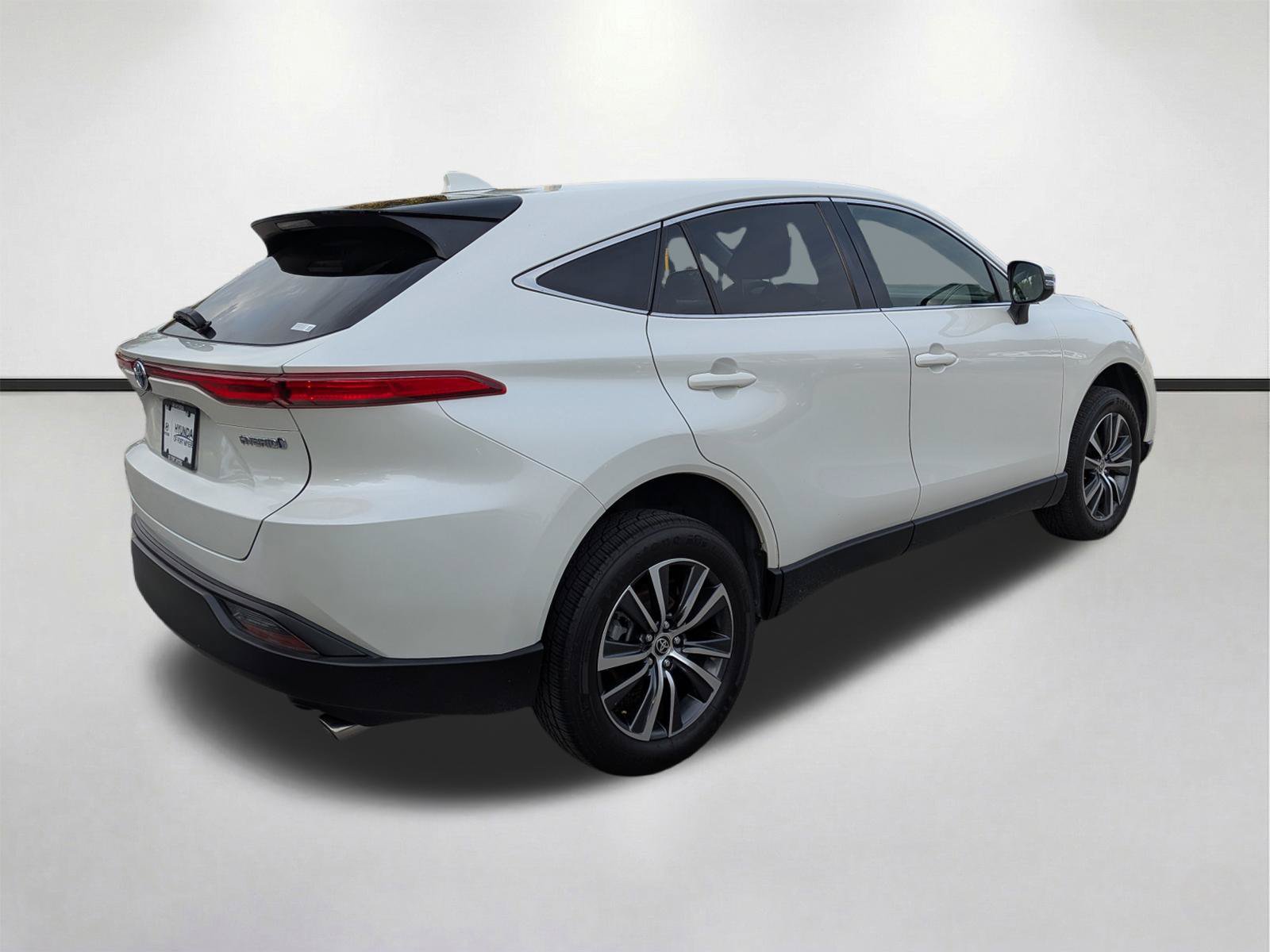 Used 2022 Toyota Venza LE AWD/4WD image 4
