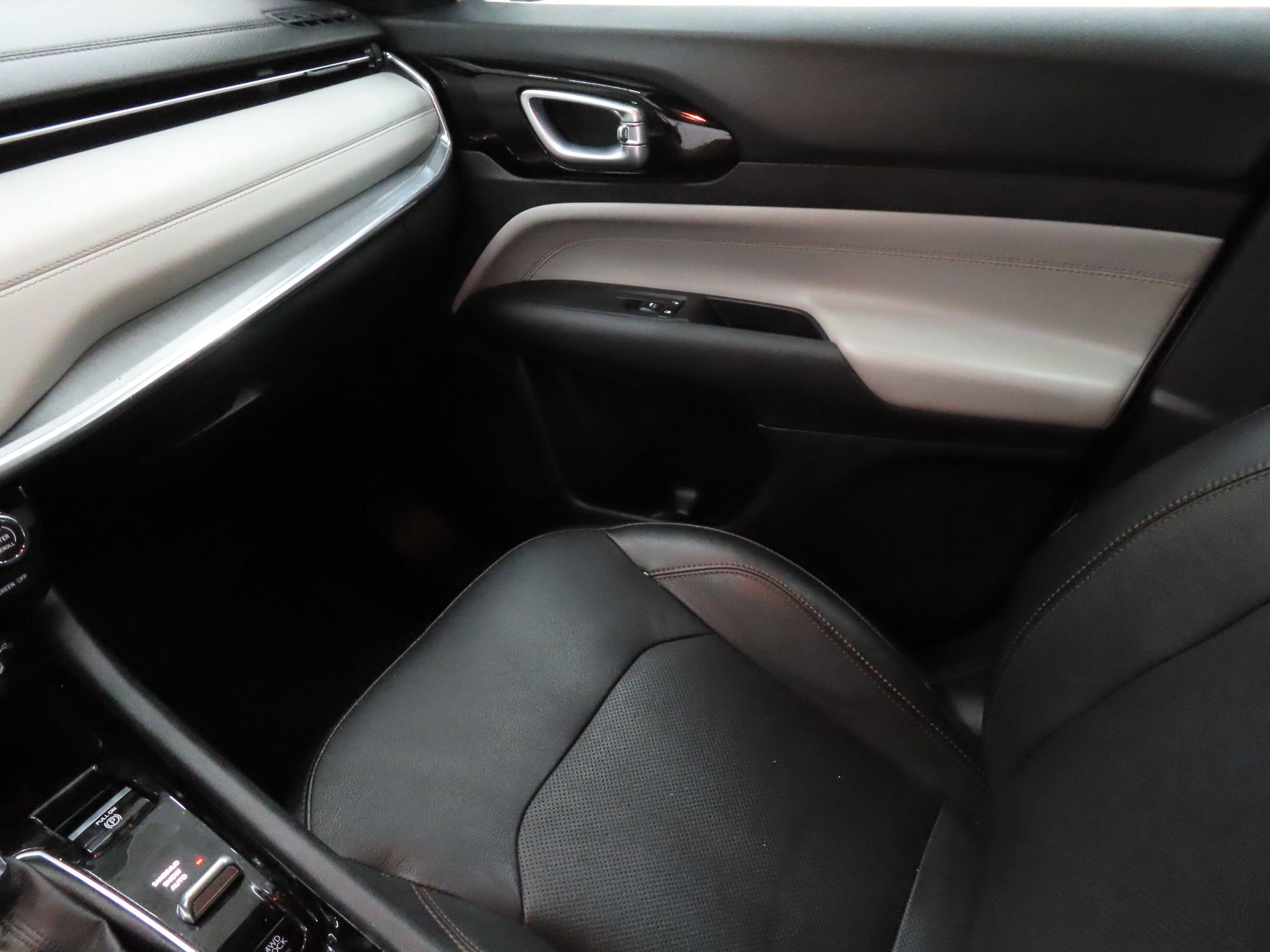 Used 2023 Jeep Compass Limited image 18