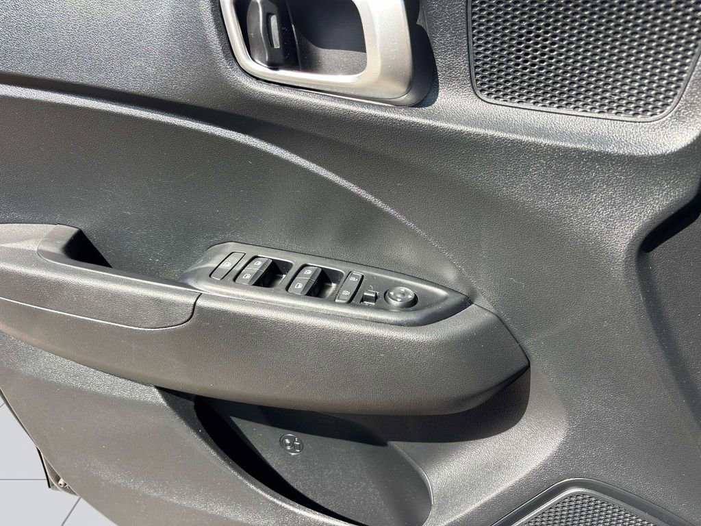 Used 2025 Hyundai Venue SEL FWD image 17