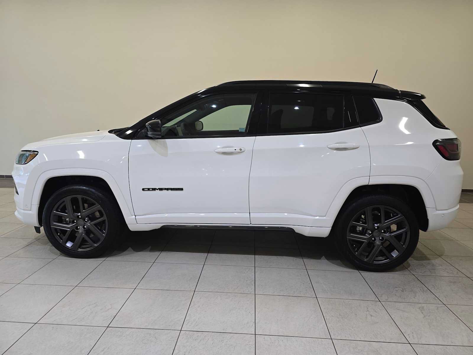 Used 2024 Jeep Compass Limited w/ Driver Assist Group I AWD/4WD image 3