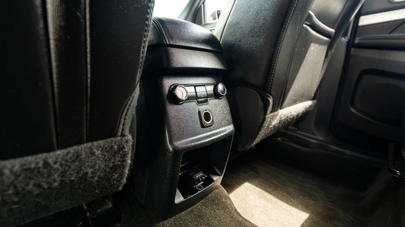 Used 2017 Ford Explorer XLT w/ Equipment Group 202A AWD/4WD image 31