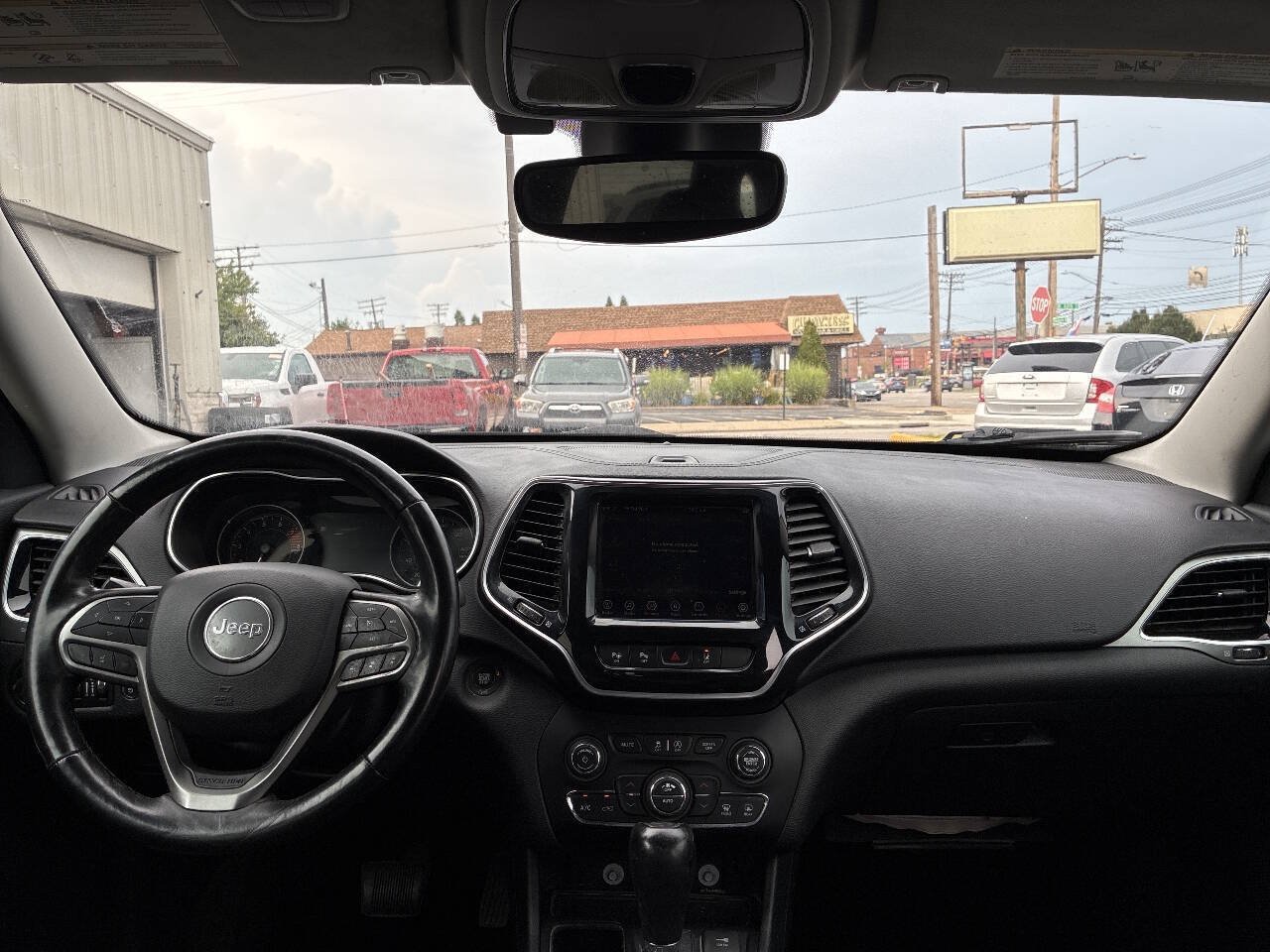 Used 2019 Jeep Cherokee Limited w/ Luxury Group FWD image 17