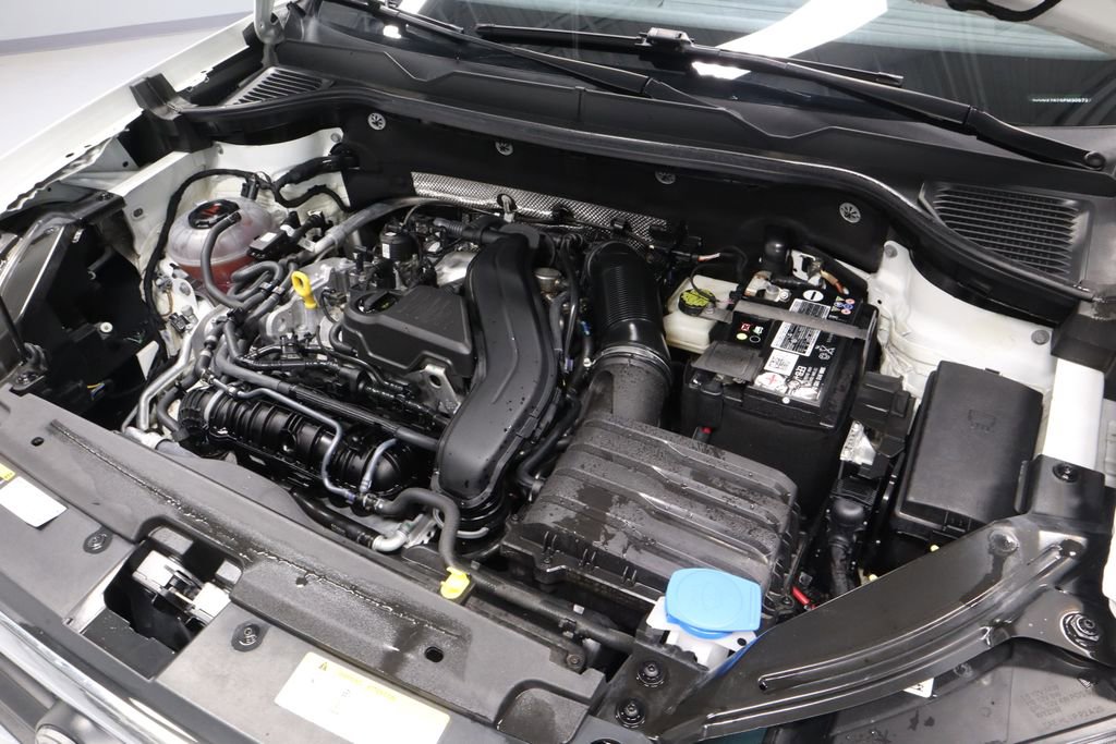 Used 2023 Volkswagen Taos SE w/ Panoramic Sunroof Package AWD/4WD image 13