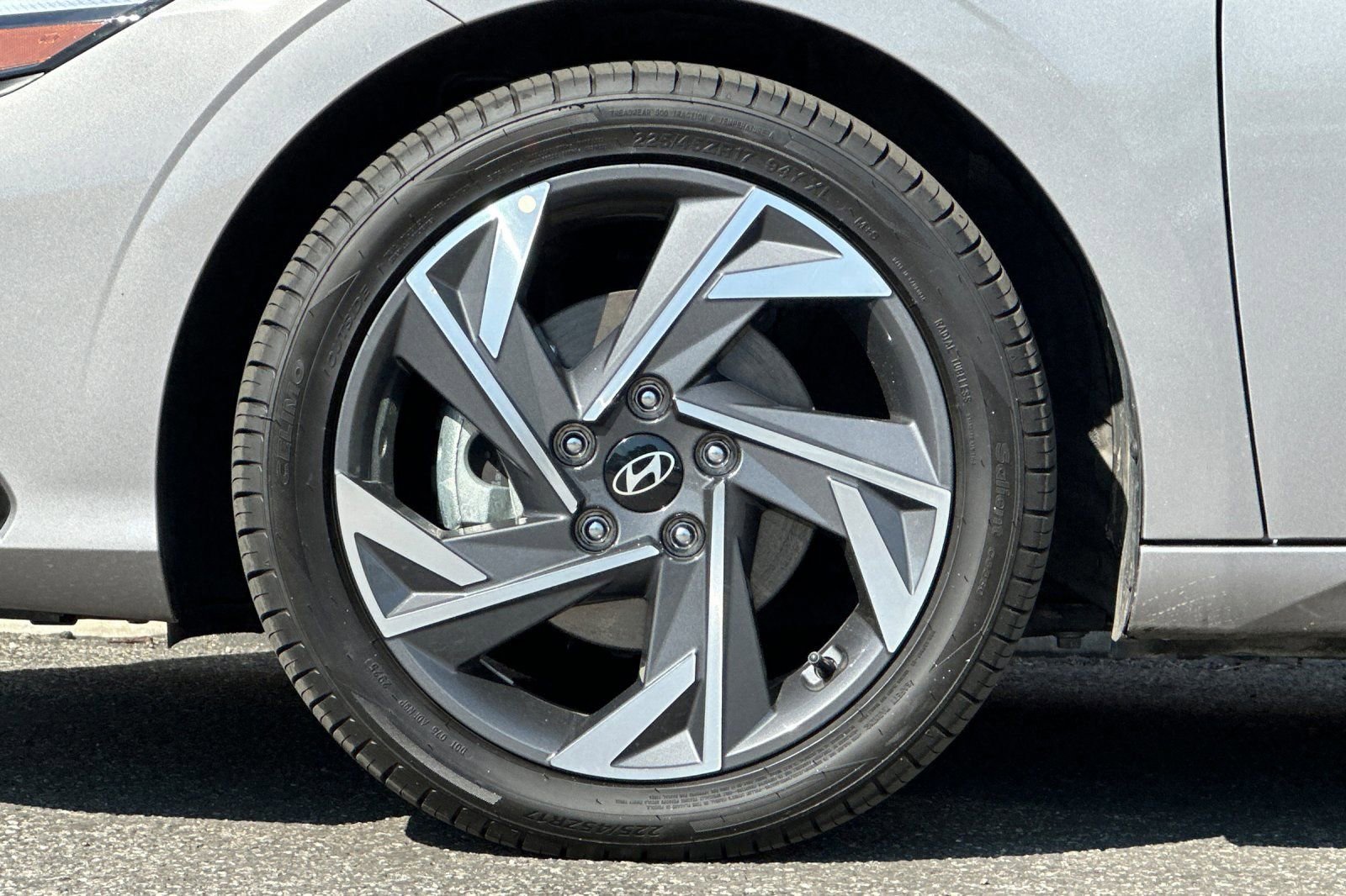 Used 2025 Hyundai Elantra Limited image 27