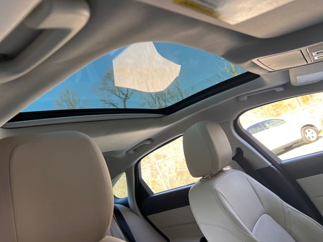 Used 2017 Jaguar XF Premium image 34