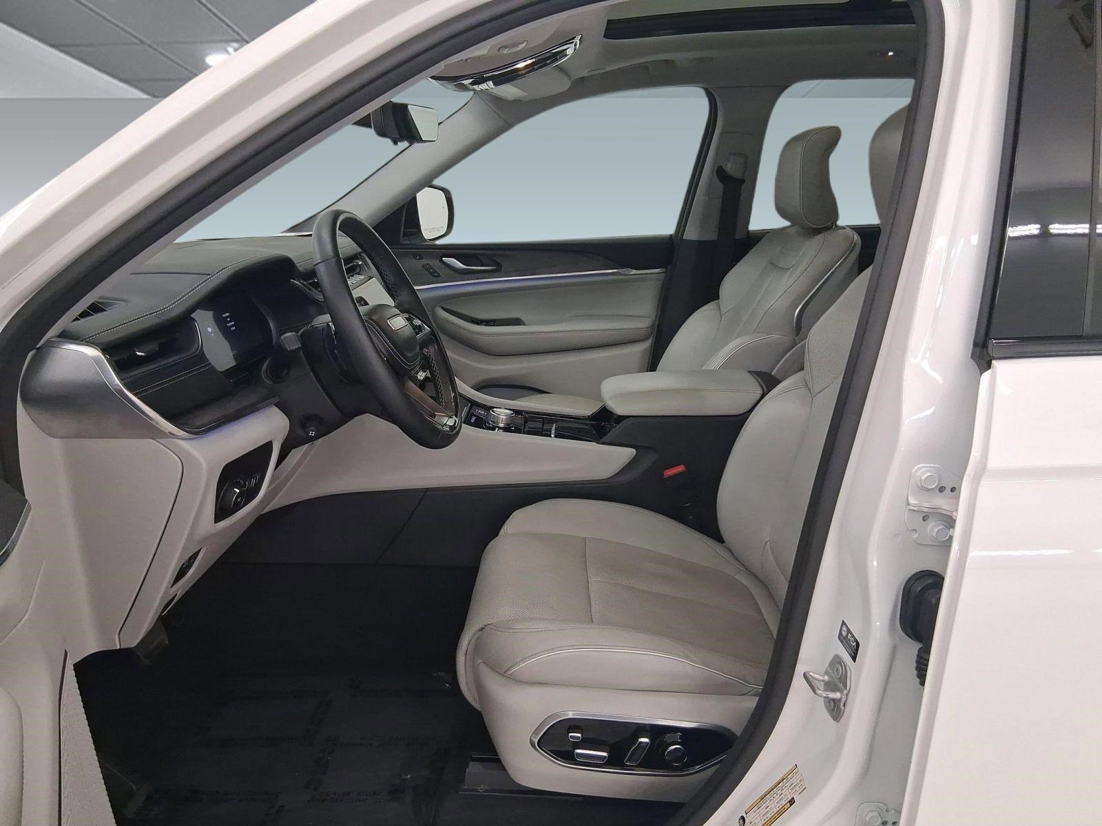 Used 2023 Jeep Grand Cherokee Overland w/ Adv Protech Group III image 5