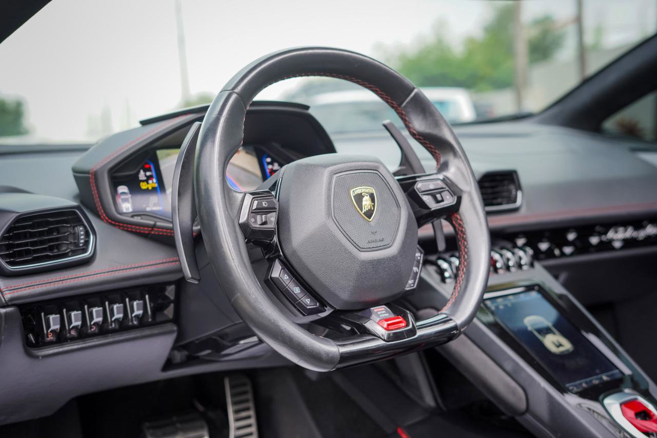 Used 2020 Lamborghini Huracan EVO RWD image 12