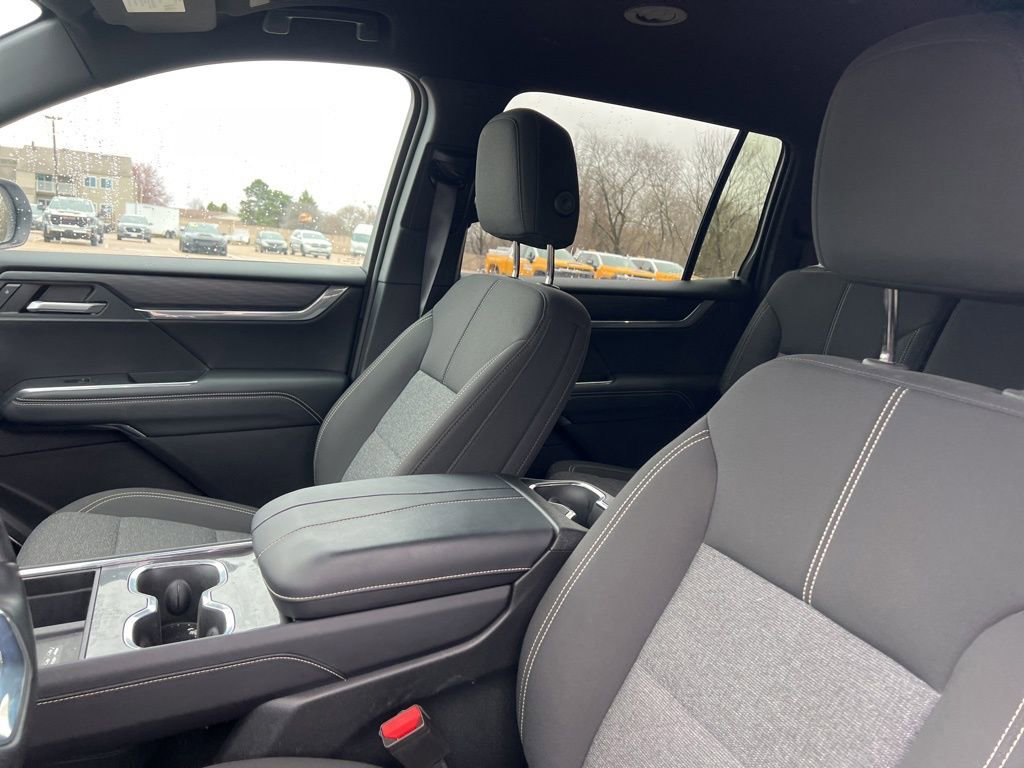 Used 2025 GMC Acadia Elevation image 14